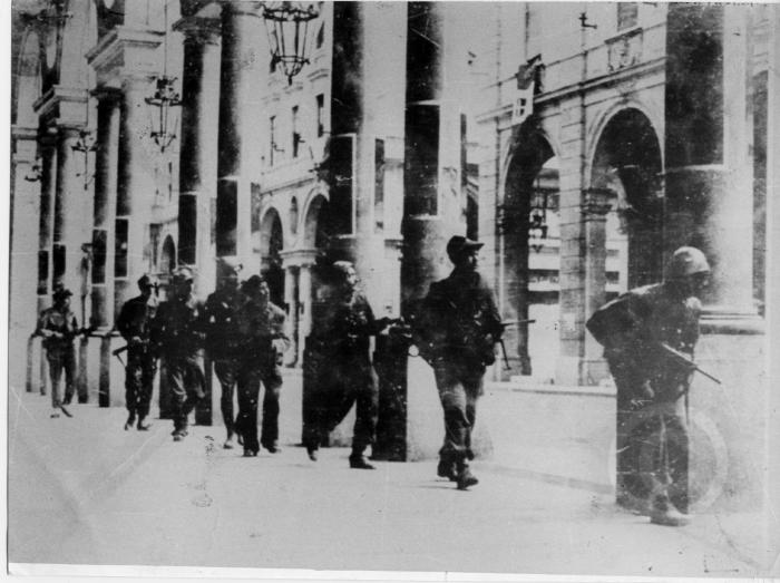 Partigiani armati in via Roma Torino aprile 1945 Archivio 9centro