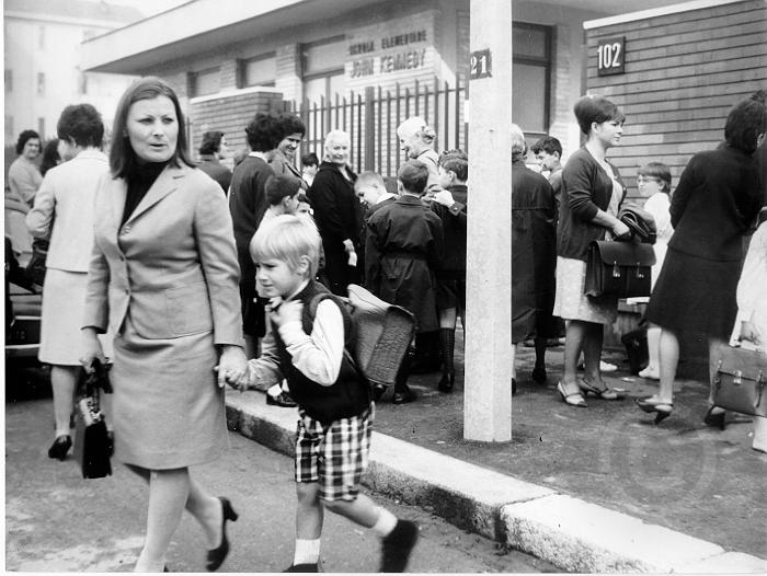 Allievi e genitori davanti alla scuola elementare